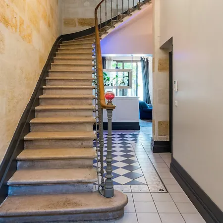 House 4 Bdrs & Bathrooms With Patio & Parking Апартаменты Бордо