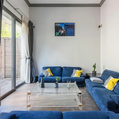 House 4 Bdrs & Bathrooms With Patio & Parking Апартаменты Бордо