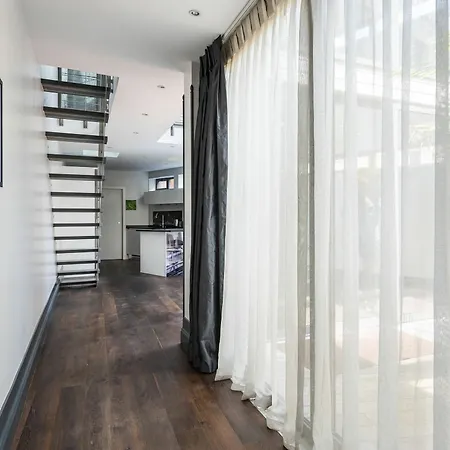 Апартаменты House 4 Bdrs & Bathrooms With Patio & Parking *