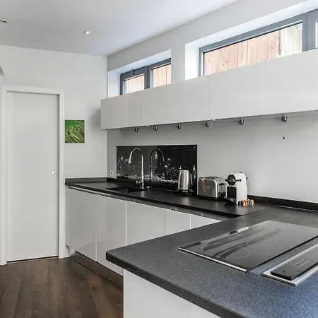 Апартаменты House 4 Bdrs & Bathrooms With Patio & Parking Бордо
