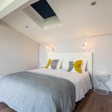 House 4 Bdrs & Bathrooms With Patio & Parking Бордо