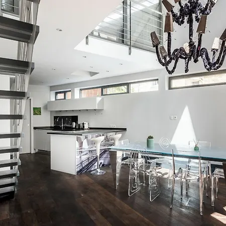 Апартаменты House 4 Bdrs & Bathrooms With Patio & Parking Бордо