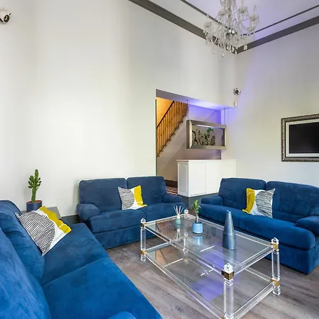 House 4 Bdrs & Bathrooms With Patio & Parking شقة